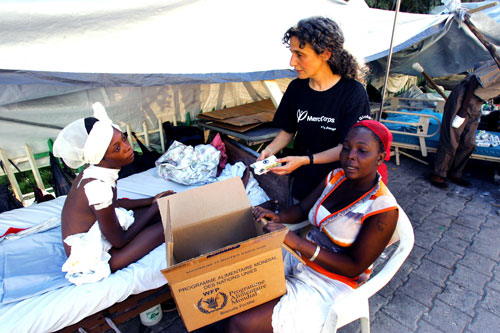 Haiti_QuakeDay9_FoodDist526